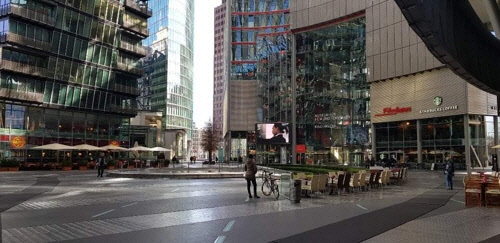 14일 오후 텅빈 베를린 소니센터 광장 [베를린=연합뉴스]